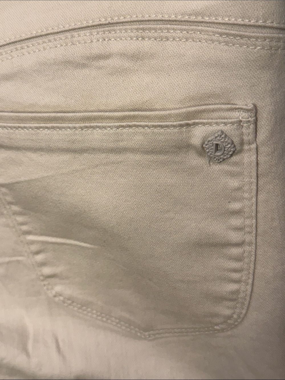 Democracy NWT Cream Curve Equality Straight Crop Jeans Size 10 - Picture 3 of 6